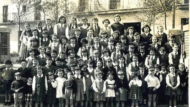 Alumnas y alumnos de los primeros años, cuando estaban en el Lavadero, en las escaleras del Ayuntamiento. (CEDIDA) Alumnas y alumnos de los primeros años, cuando estaban en el Lavadero, en las escaleras del Ayuntamiento. (CEDIDA)